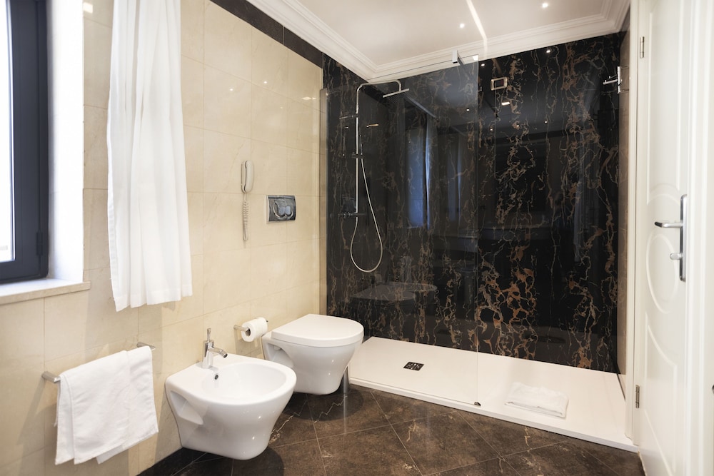 Regina Margherita Hotel — Hotel rooms in Cagliari, Sardinia