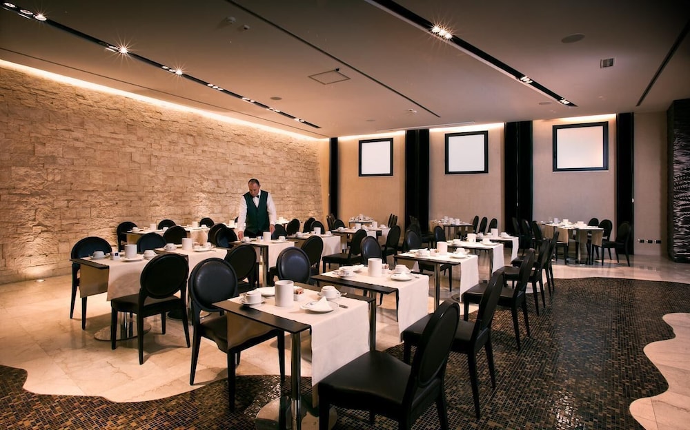 Regina Margherita Hotel — Restaurant & bars in Cagliari, Sardinia
