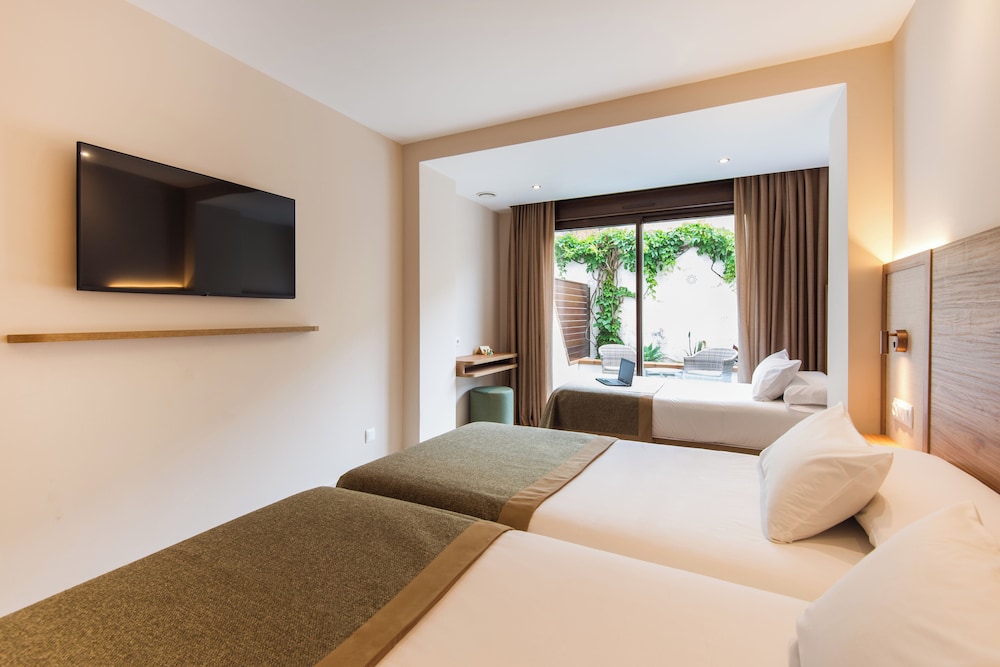 Hotel Tarik — Hotel rooms in Torremolinos, Andalusia