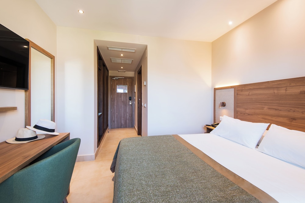Hotel Tarik — Hotel rooms in Torremolinos, Andalusia