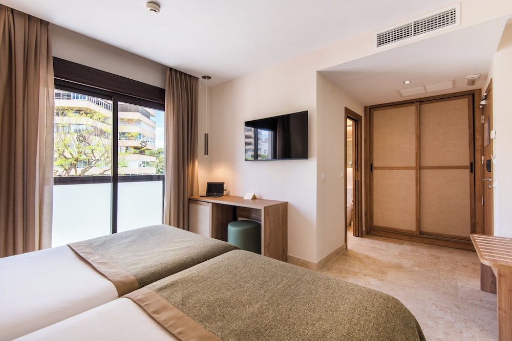 Hotel Tarik — Hotel rooms in Torremolinos, Andalusia