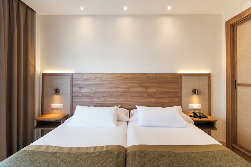 Hotel Tarik — Hotel rooms in Torremolinos, Andalusia