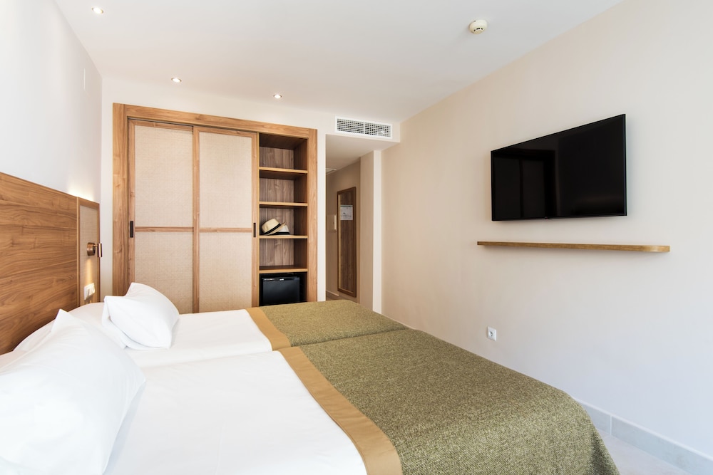 Hotel Tarik — Hotel rooms in Torremolinos, Andalusia
