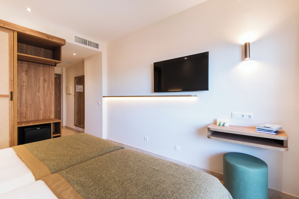 Hotel Tarik — Hotel rooms in Torremolinos, Andalusia