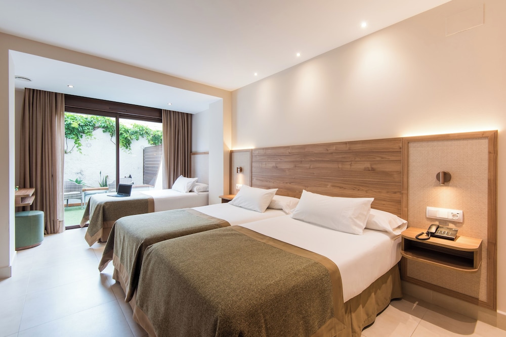 Hotel Tarik — Hotel rooms in Torremolinos, Andalusia