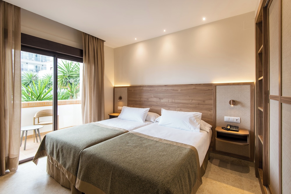Hotel Tarik — Hotel rooms in Torremolinos, Andalusia