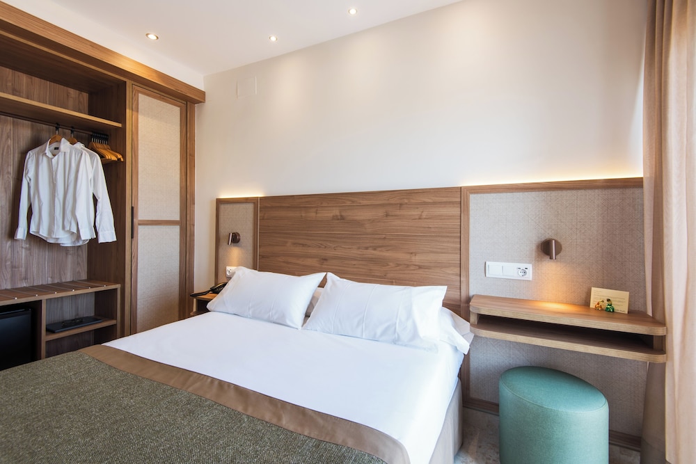 Hotel Tarik — Hotel rooms in Torremolinos, Andalusia