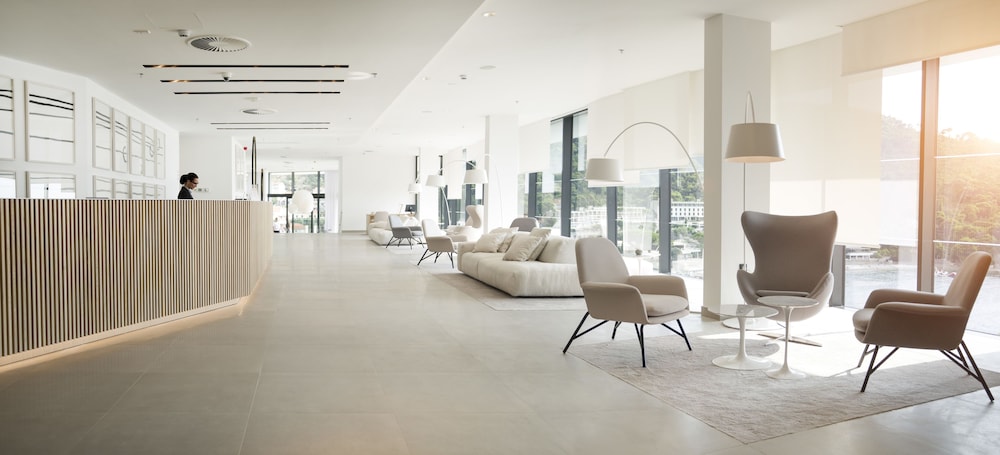 Hotel Kompas — Hotel building in Dubrovnik, Dubrovnik-Neretva