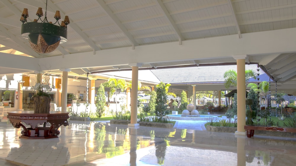 Iberostar Waves Punta Cana - All Inclusive — Hotel building in Bavaro, La Altagracia
