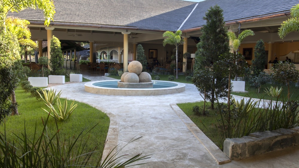 Iberostar Waves Punta Cana - All Inclusive — Hotel building in Bavaro, La Altagracia
