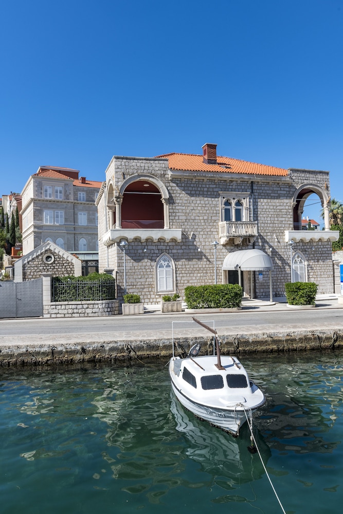Hotel Lapad — Hotel building in Dubrovnik, Dubrovnik-Neretva