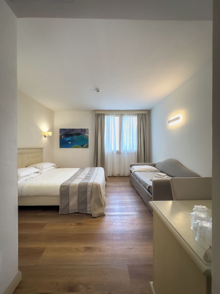 Hotel Catalunya — Hotel rooms in Alghero, Sardinia