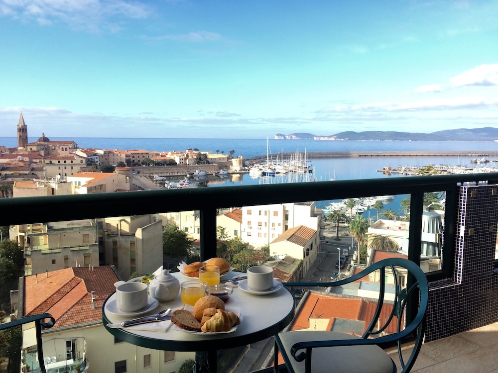 Hotel Catalunya — Hotel rooms in Alghero, Sardinia