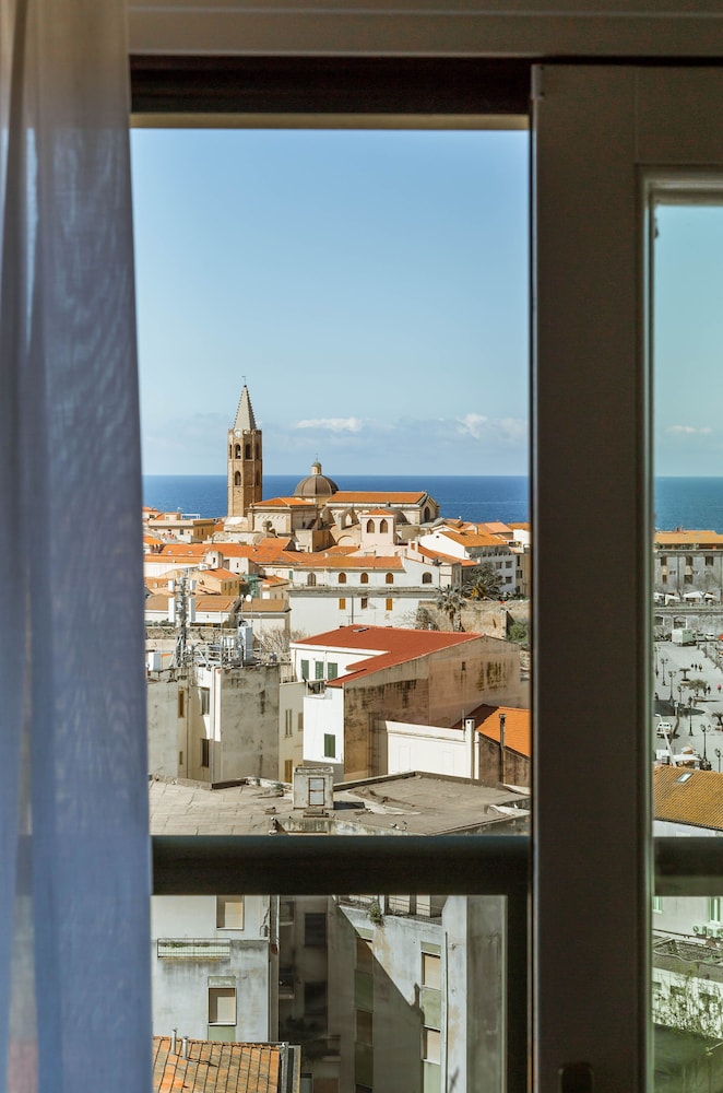 Hotel Catalunya — Hotel rooms in Alghero, Sardinia