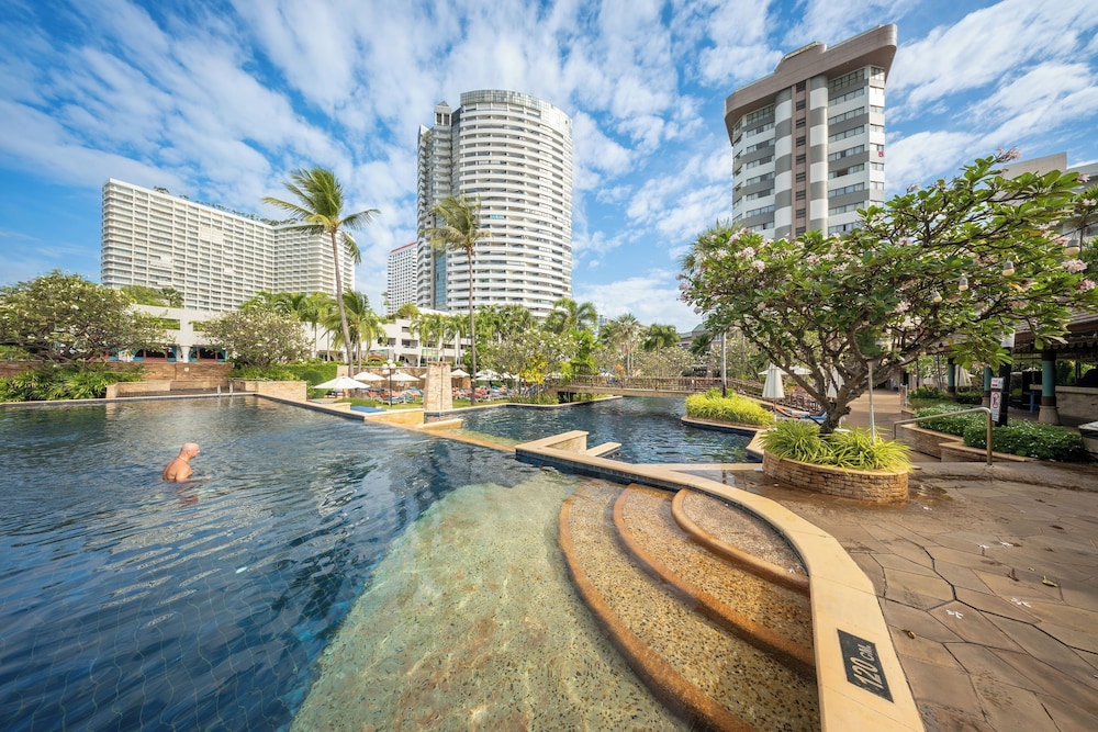 Jomtien Palm Beach Hotel And Resort — Swimming pool in Pattaya, Chonburi