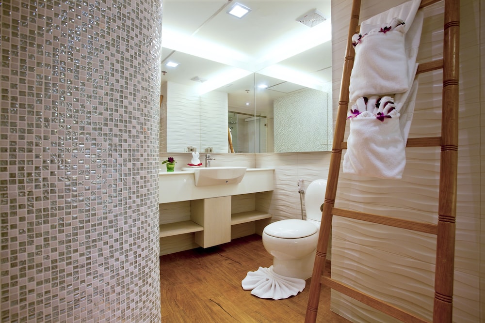 Jomtien Palm Beach Hotel And Resort — Hotel rooms in Pattaya, Chonburi