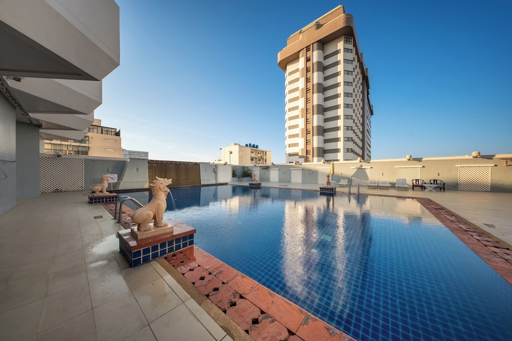 Jomtien Palm Beach Hotel And Resort — Swimming pool in Pattaya, Chonburi