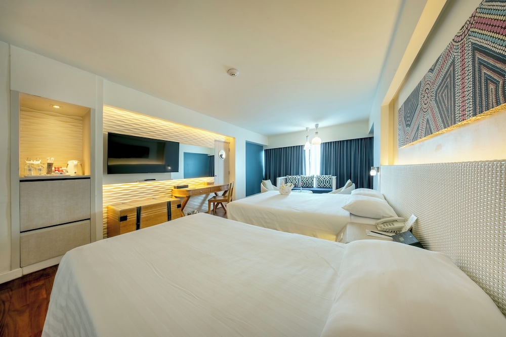 Jomtien Palm Beach Hotel And Resort — Hotel rooms in Pattaya, Chonburi