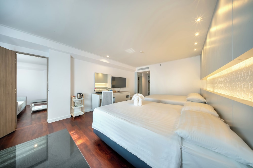 Jomtien Palm Beach Hotel And Resort — Hotel rooms in Pattaya, Chonburi