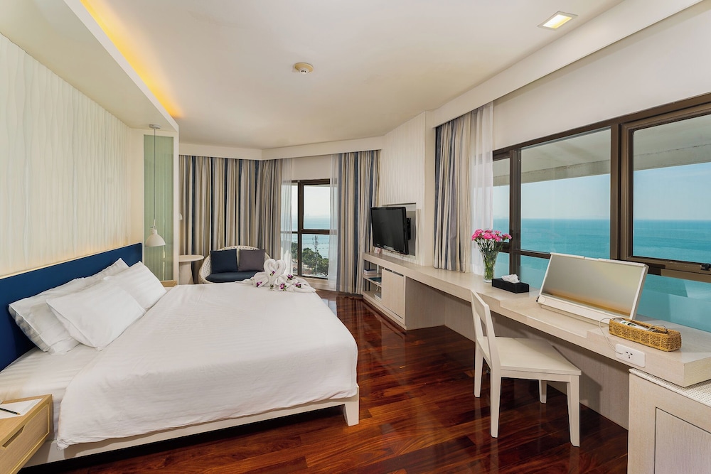 Jomtien Palm Beach Hotel And Resort — Hotel rooms in Pattaya, Chonburi