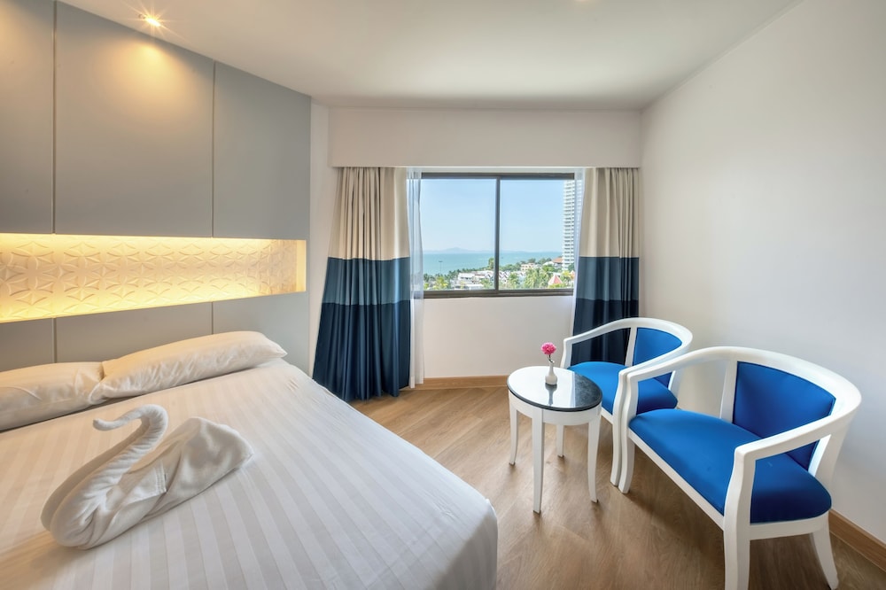 Jomtien Palm Beach Hotel And Resort — Hotel rooms in Pattaya, Chonburi