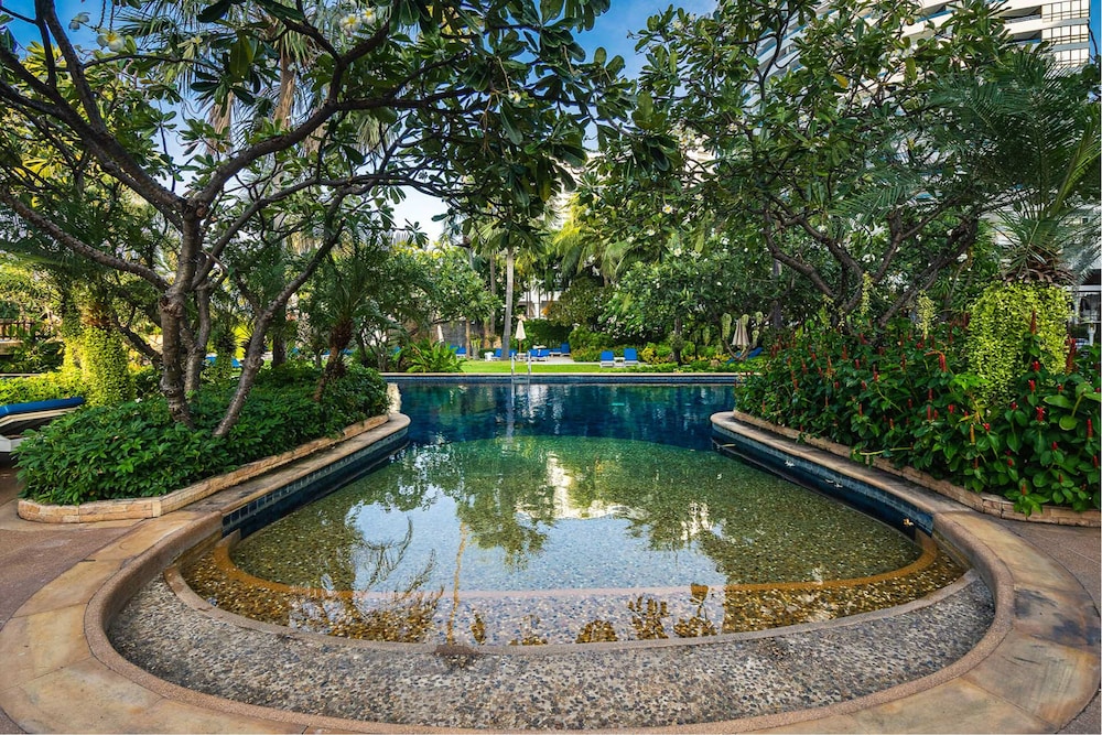 Jomtien Palm Beach Hotel And Resort — Swimming pool in Pattaya, Chonburi