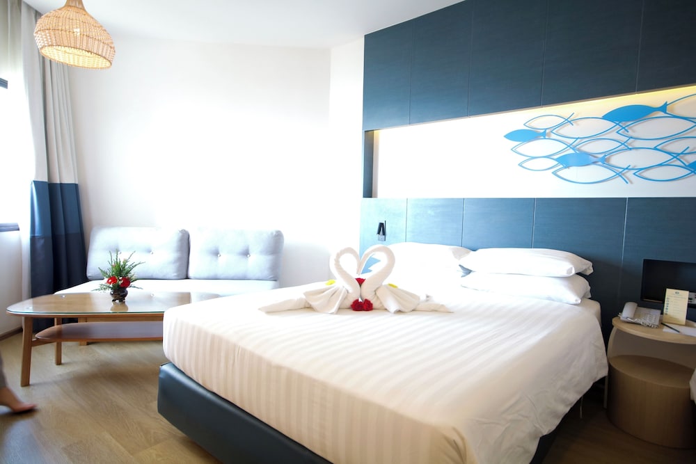 Jomtien Palm Beach Hotel And Resort — Hotel rooms in Pattaya, Chonburi