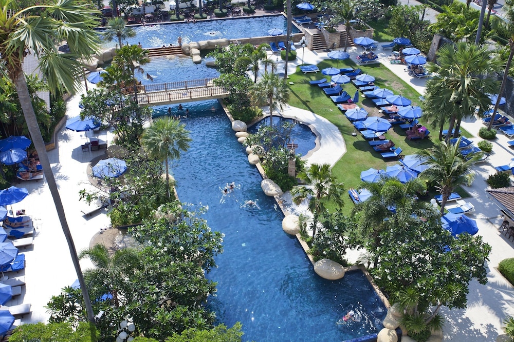 Jomtien Palm Beach Hotel And Resort — Swimming pool in Pattaya, Chonburi
