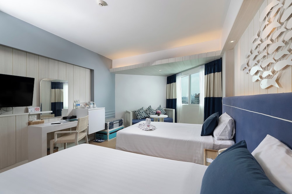 Jomtien Palm Beach Hotel And Resort — Hotel rooms in Pattaya, Chonburi