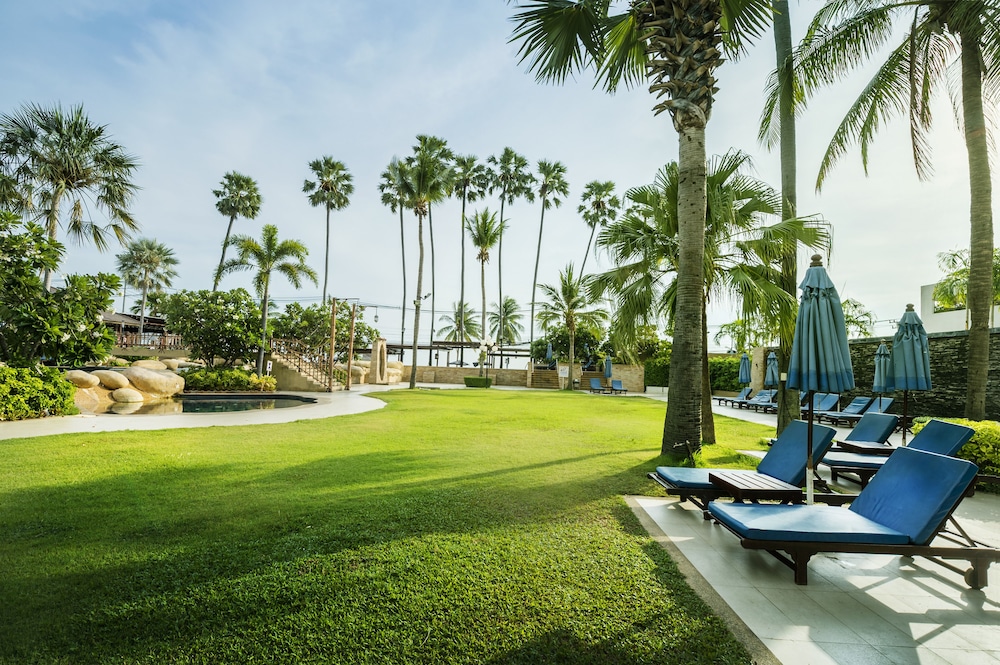 Jomtien Palm Beach Hotel And Resort — Swimming pool in Pattaya, Chonburi