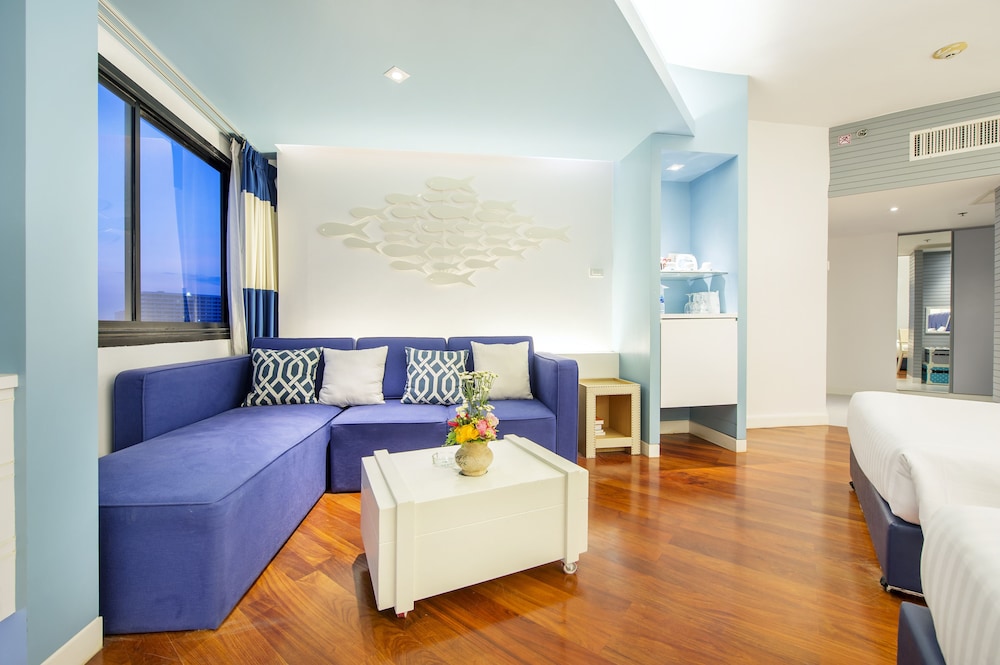 Jomtien Palm Beach Hotel And Resort — Hotel rooms in Pattaya, Chonburi
