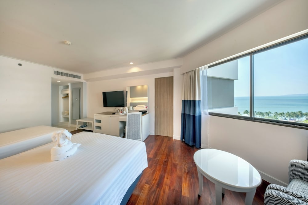 Jomtien Palm Beach Hotel And Resort — Hotel rooms in Pattaya, Chonburi
