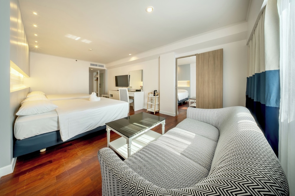 Jomtien Palm Beach Hotel And Resort — Hotel rooms in Pattaya, Chonburi