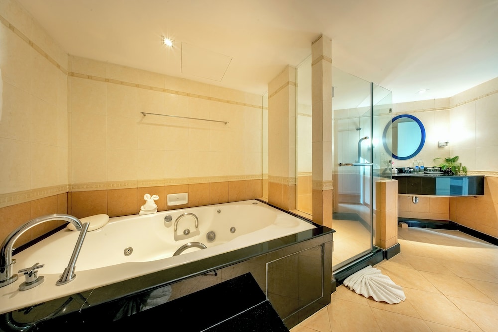 Jomtien Palm Beach Hotel And Resort — Hotel rooms in Pattaya, Chonburi