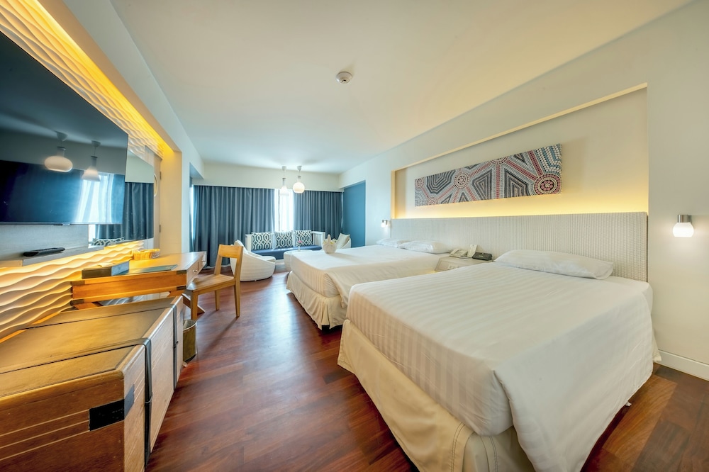 Jomtien Palm Beach Hotel And Resort — Hotel rooms in Pattaya, Chonburi