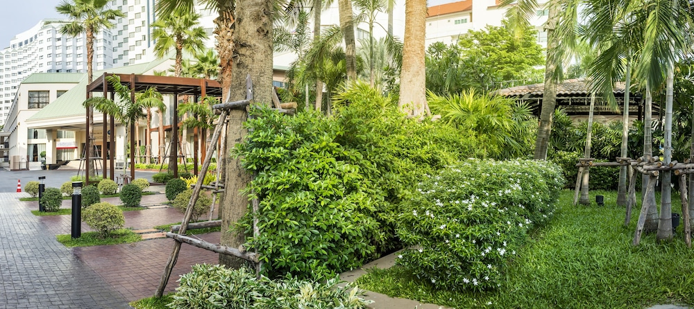 Jomtien Palm Beach Hotel And Resort — Hotel building in Pattaya, Chonburi