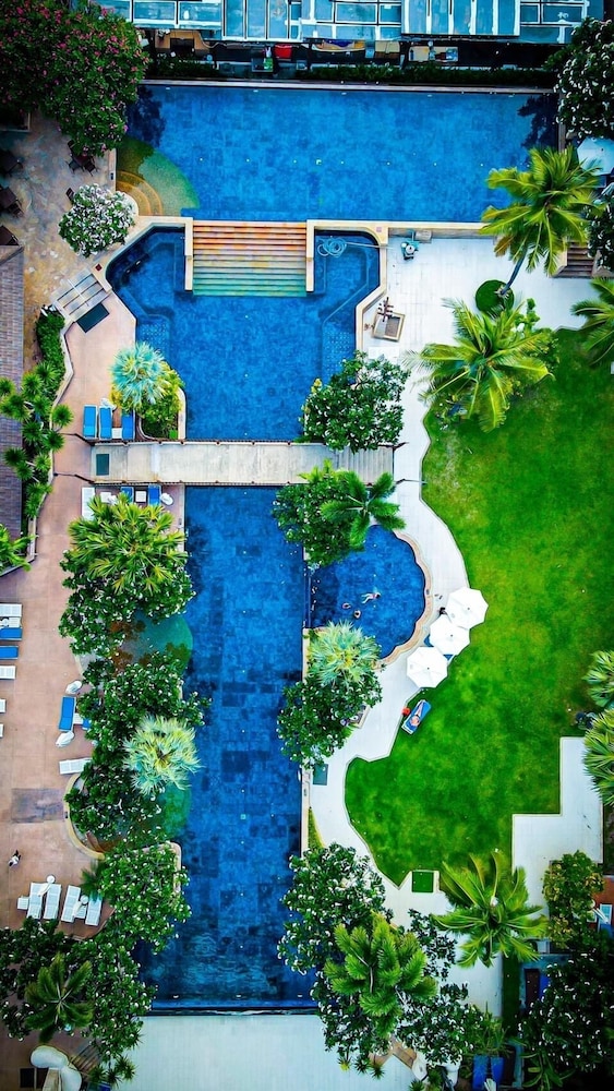 Jomtien Palm Beach Hotel And Resort — Swimming pool in Pattaya, Chonburi