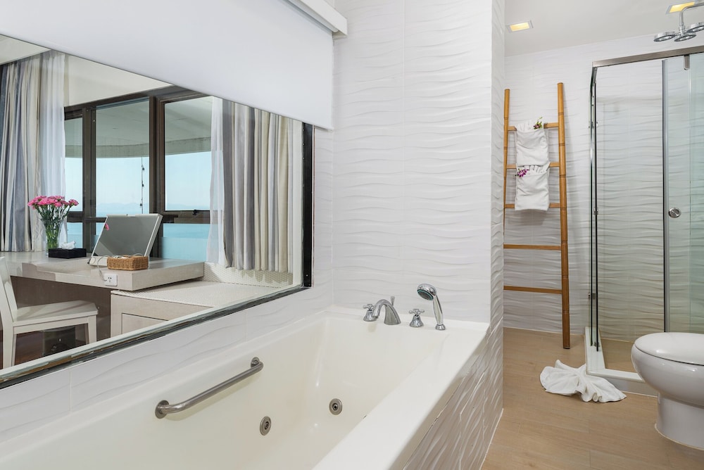 Jomtien Palm Beach Hotel And Resort — Hotel rooms in Pattaya, Chonburi