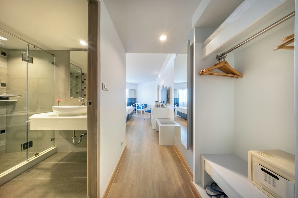Jomtien Palm Beach Hotel And Resort — Hotel rooms in Pattaya, Chonburi