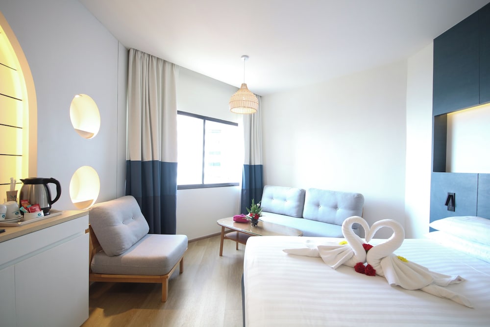 Jomtien Palm Beach Hotel And Resort — Hotel rooms in Pattaya, Chonburi