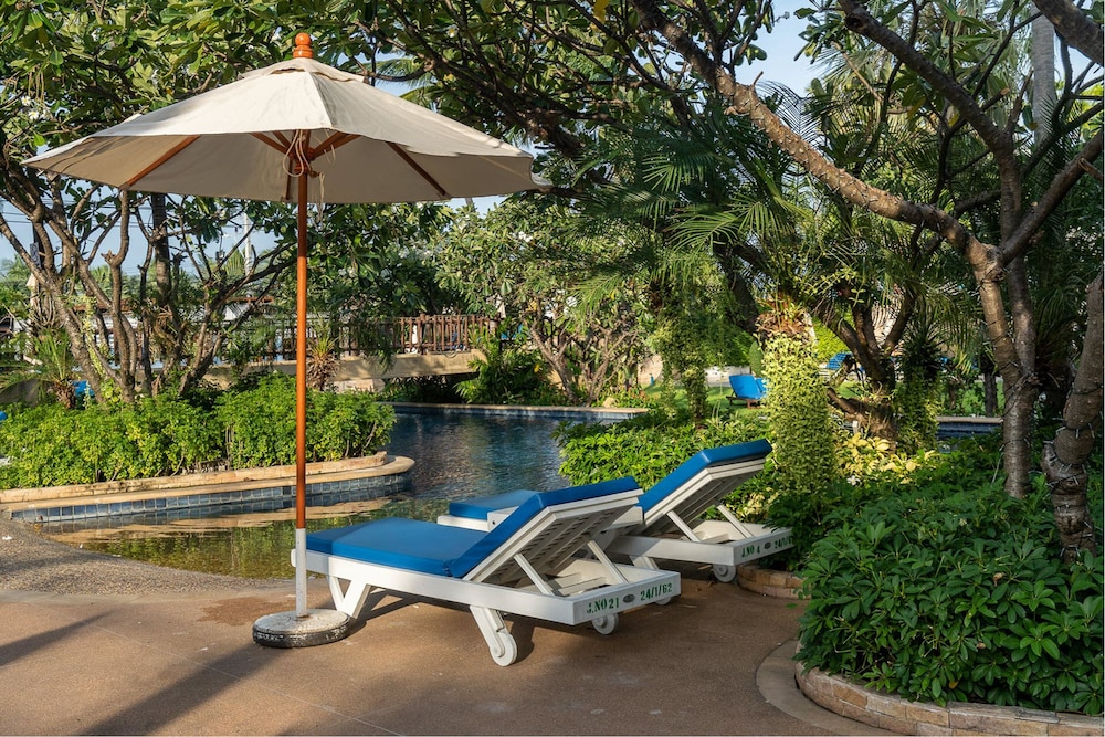 Jomtien Palm Beach Hotel And Resort — Swimming pool in Pattaya, Chonburi