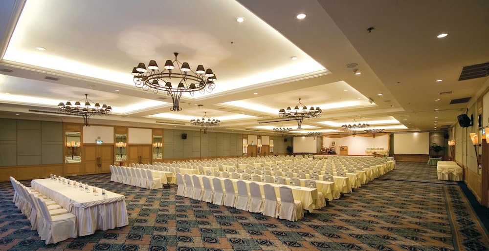 Jomtien Palm Beach Hotel And Resort — Hotel building in Pattaya, Chonburi