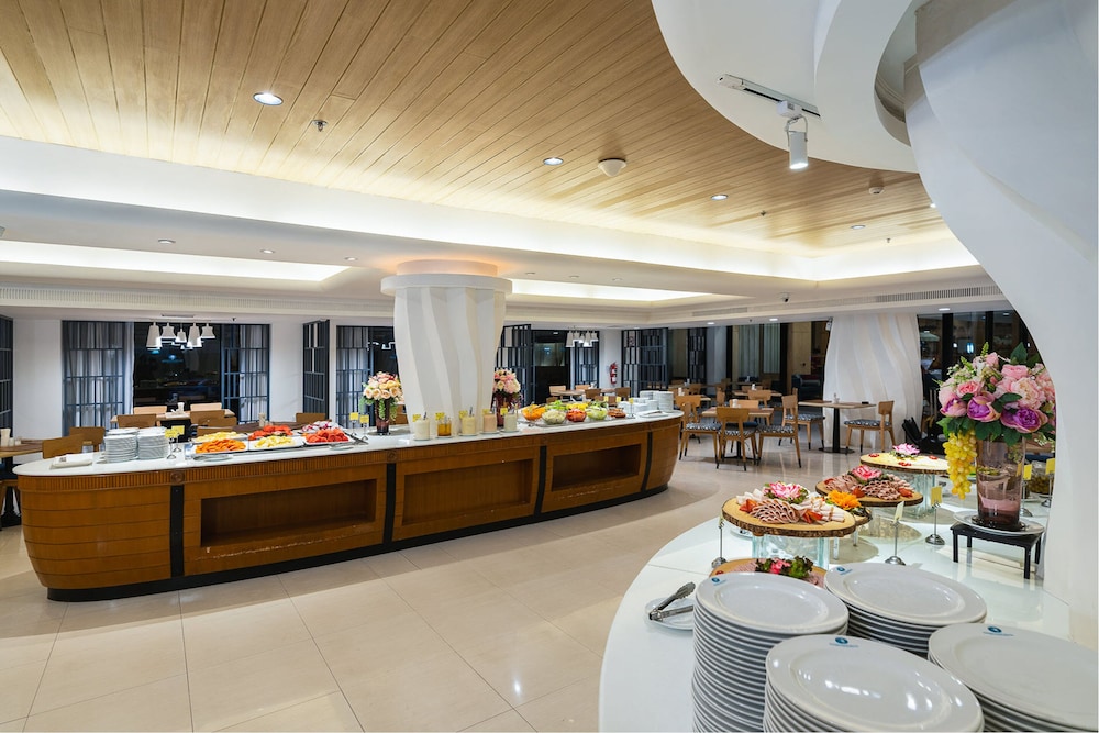 Jomtien Palm Beach Hotel And Resort — Restaurant & bars in Pattaya, Chonburi