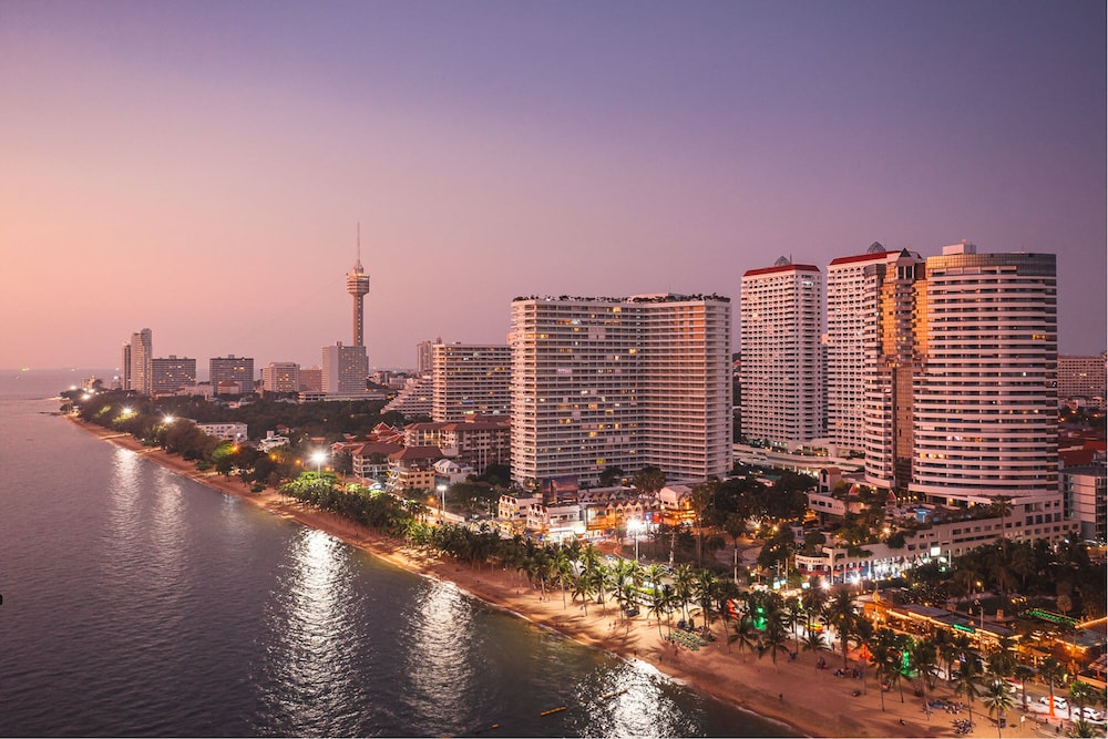 Jomtien Palm Beach Hotel And Resort — Main photo in Pattaya, Chonburi