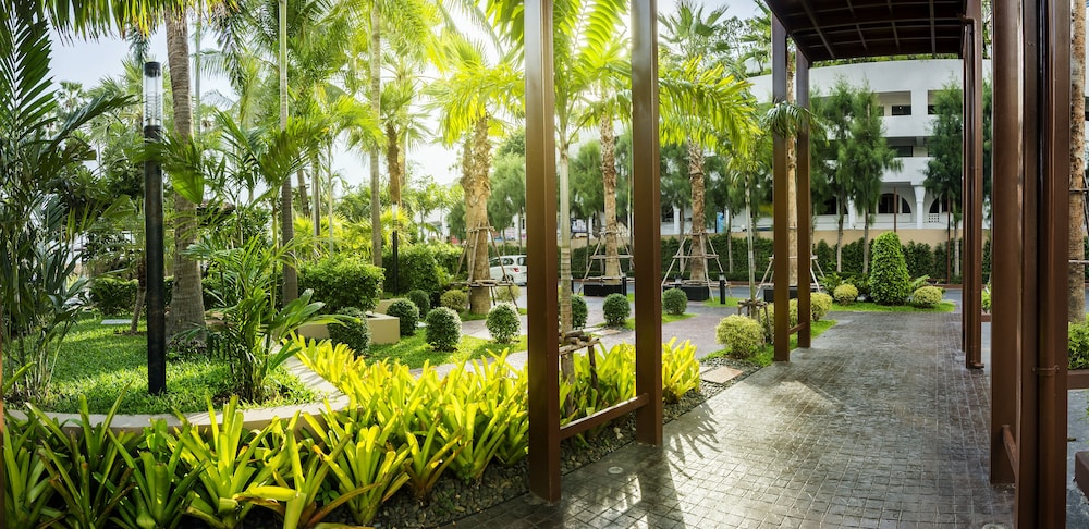 Jomtien Palm Beach Hotel And Resort — Hotel building in Pattaya, Chonburi