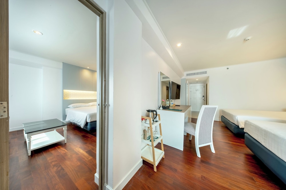 Jomtien Palm Beach Hotel And Resort — Hotel rooms in Pattaya, Chonburi