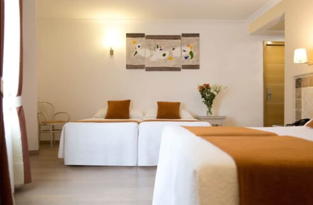 Hotel Plaza Cavana — Hotel rooms in Nerja, Andalusia