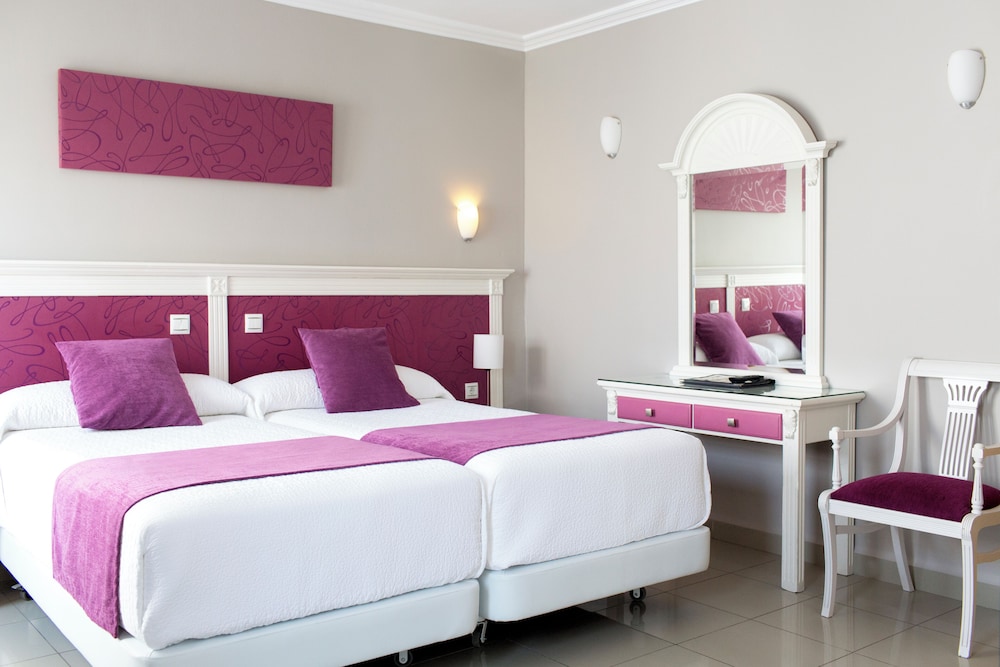 Hotel Plaza Cavana — Hotel rooms in Nerja, Andalusia