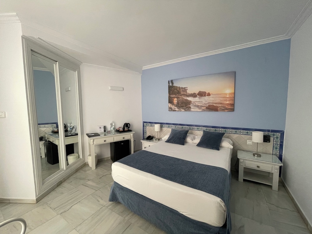 Hotel Plaza Cavana — Hotel rooms in Nerja, Andalusia