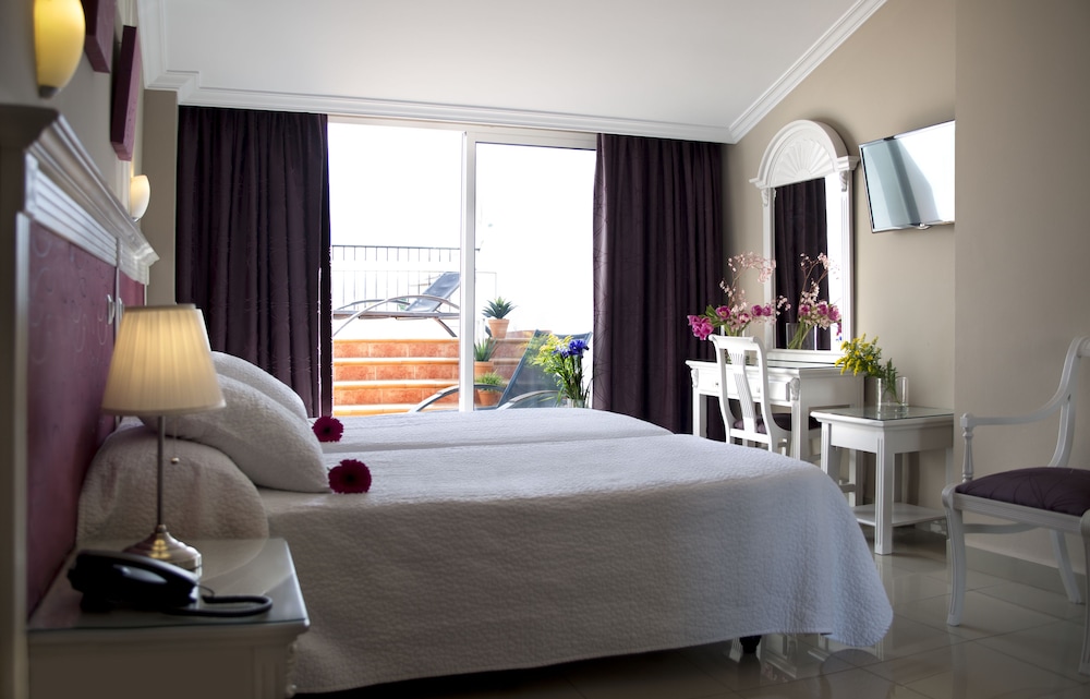 Hotel Plaza Cavana — Hotel rooms in Nerja, Andalusia